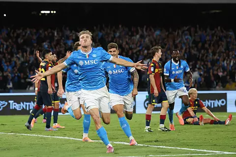 صدارة مؤقتة.. نابولي يفلت من فخ جنوى بهدف هويلوند في الدوري الإيطالي